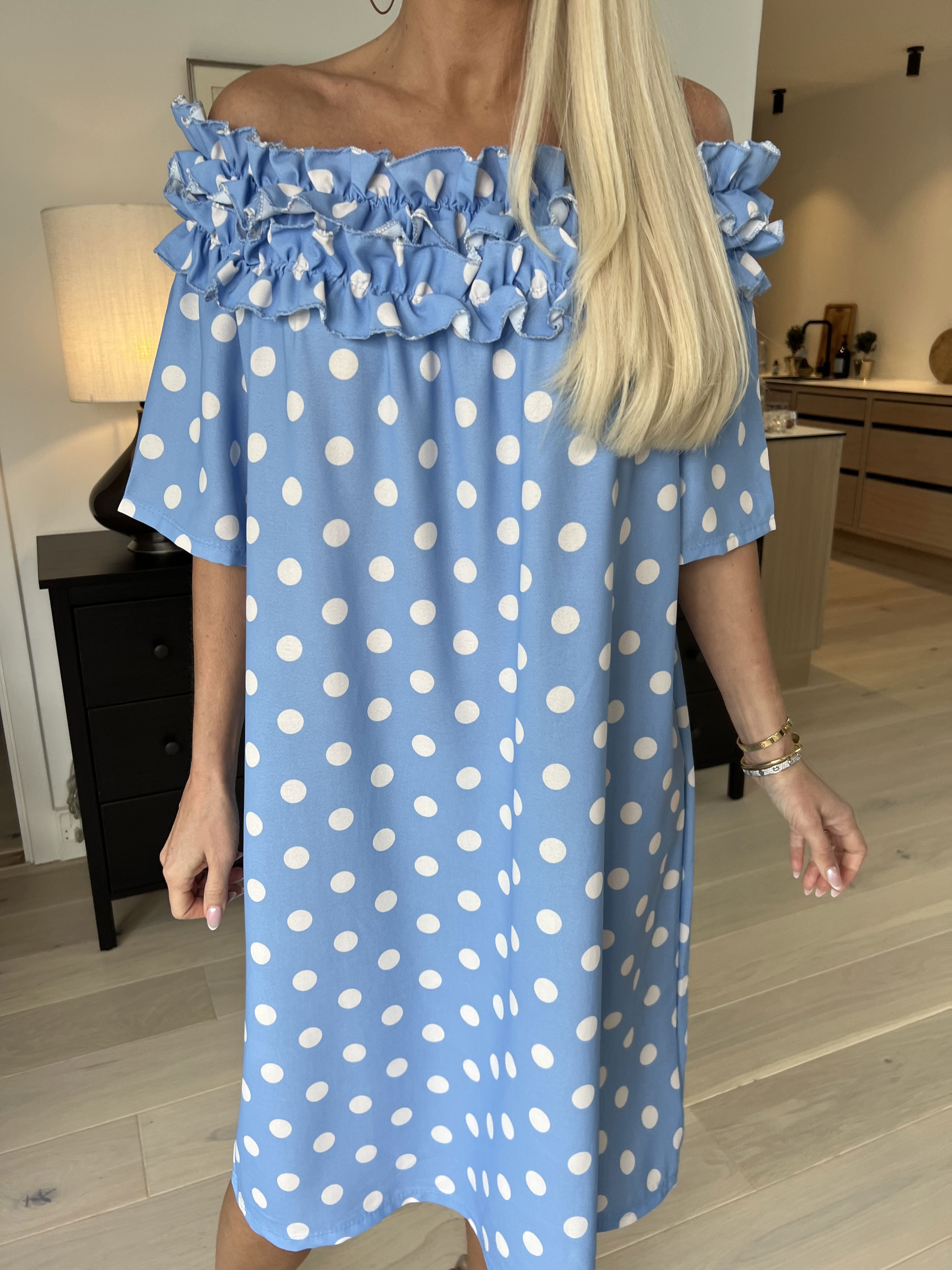 Chili Sleeveless Dress Dot - Klänning med prickar och volanger